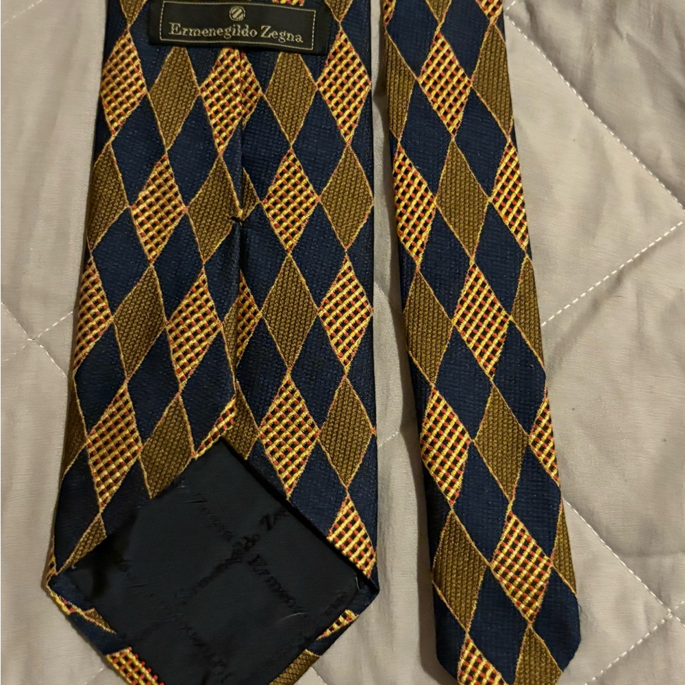 Ermenegildo Zegna silk necktie in a navy blue and gold geometric diamond
